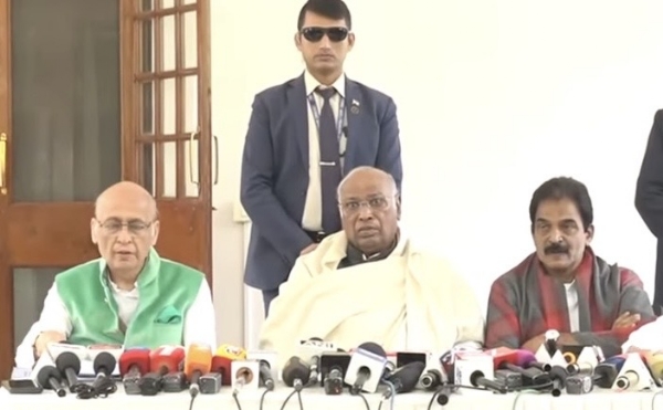 प्रेस कॉन्फ्रेंस में खरगे, सिंघवी और केसी वेणुगोपाल प्रेस कॉन्फ्रेंस में खरगे, सिंघवी और केसी वेणुगोपाल