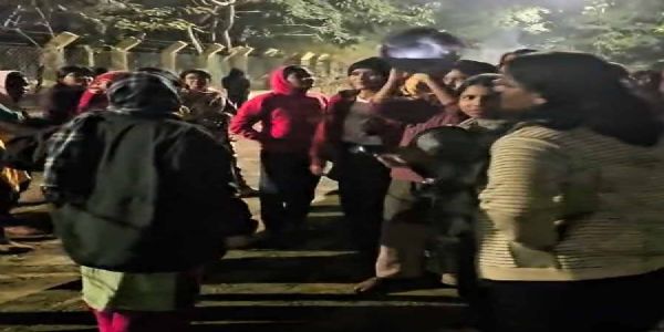 विश्वभारती-पाकशालायां हीन-गुणवत्तायुक्त-भोजन-परिवेशनस्य आरोपः — छात्राभिः स्थालिकावादनं कृत्वा विरोधप्रदर्शनं कृतम्