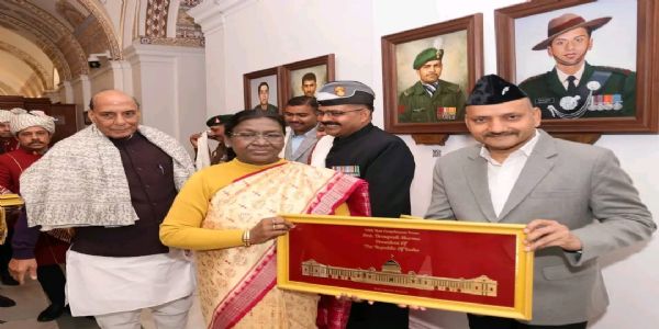 विजय दिवसे दिल्ल्यां राष्ट्रपतेः हस्तेन सम्मानितो जातः कैप्टन मनोजपांडेयस्य भ्राता