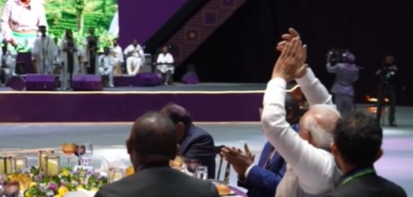 वंदे मातरम गाते इथोपियाई गायकों का अभिवादन करते प्रधानमंत्री मोदी वंदे मातरम गाते इथोपियाई गायकों का अभिवादन करते प्रधानमंत्री मोदी