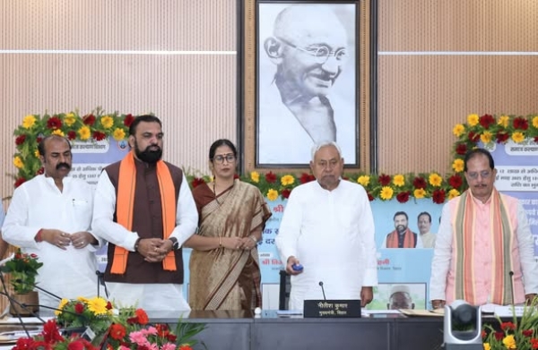 सामाजिक सुरक्षा पेंशन की राशि स्थानांतरीत करते मुख्यमंत्री नीतीश सामाजिक सुरक्षा पेंशन की राशि स्थानांतरीत करते मुख्यमंत्री नीतीश