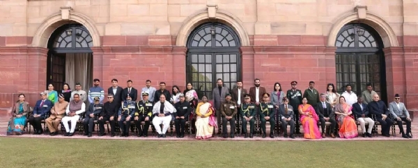 राष्ट्रपति भवन में सम्मानित होने के दौरान ग्रुप फोटो