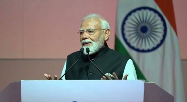 प्रवासी भारतीय समुदाय को ओमान में संबोधित करते प्रधानमंत्री प्रवासी भारतीय समुदाय को ओमान में संबोधित करते प्रधानमंत्री