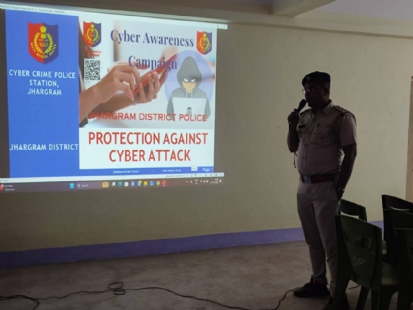 छात्रों को साइबर सुरक्षा की जानकारी देते अधिकारी।