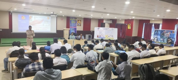 छात्रों को साइबर सुरक्षा की जानकारी देते अधिकारी।