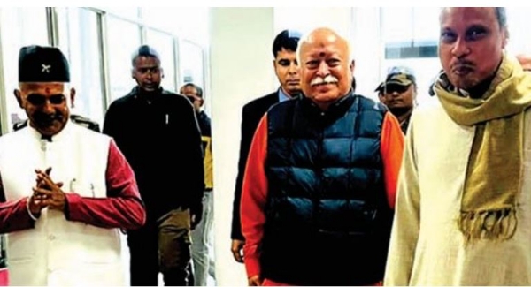 संघ प्रमुख मोहन भागवत अपने कार्यकर्ताओं के साथ संघ प्रमुख मोहन भागवत अपने कार्यकर्ताओं के साथ