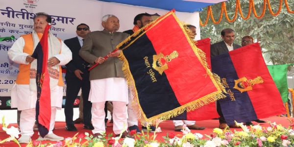 मुख्यमन्त्री ३४ चलन्तफॉरेन्सिकयानानि हरितध्वजं दर्शयित्वा प्रेषितवान्।