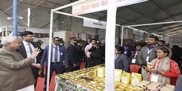 मुख्यमन्त्री नितीशः बिहारसरस-मेला–2025 इत्यस्मिन मेलास्थले भ्रमणं कृतवान्।