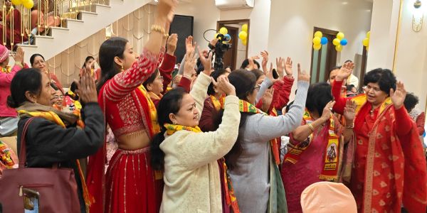 आचार्यः व्योमत्रिपाठी अवदत्—श्रीमद्भागवत–कथायाः श्रवणेन व्यक्तिः भवसागरात् पारं गच्छति।