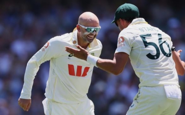 विकेट लेने की खुशी मनाते लियोन विकेट लेने की खुशी मनाते लियोन