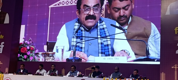 मंत्री राकेश सिंह पत्रकारों को संबोधित करते हुए