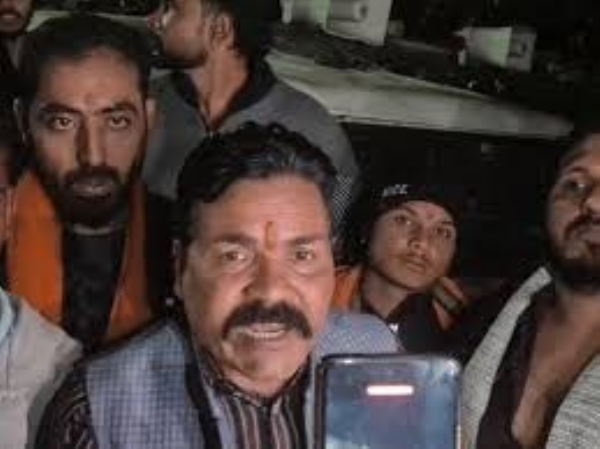 मांस के पैकेट से भरा ट्रक पकड़ा मांस के पैकेट से भरा ट्रक पकड़ा