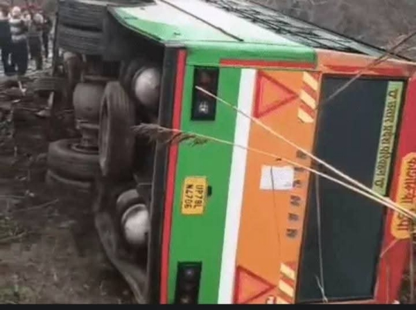 खड्ड में पड़ी बस खड्ड में पड़ी बस