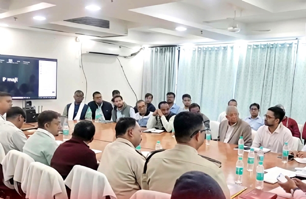 दीघा में बैठक करते हुए होटल मालिक और अधिकारी दीघा में बैठक करते हुए होटल मालिक और अधिकारी