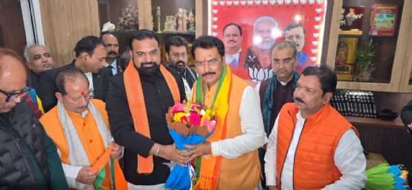 उप मुख्यमंत्री सम्राट चौधरी संजय सरावगी काे बधााइ देते्