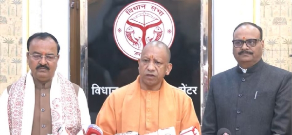 पत्रकारों से बात करते मुख्यमंत्री योगी आदित्यनाथ