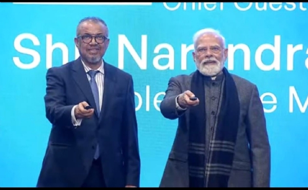 पारंपरिक चिकित्सा पर वैश्विक शिखर सम्मेलन के समापन समारोह में प्रधानमंत्री मोदी और विश्व स्वास्थ्य संगठन के महानिदेशक