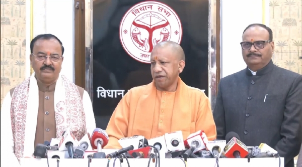 पत्रकार वार्ता करते सीएम योगी