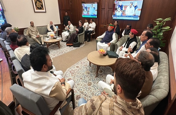 लोकसभा अध्यक्ष के कमरे में सभी दलों के नेताओं की बैठक लोकसभा अध्यक्ष के कमरे में सभी दलों के नेताओं की बैठक