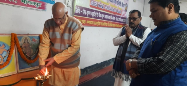 उद्घाटन करते अतिथि