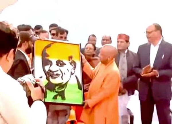 सरदार पटेल का भित्तिचित्र मुख्यमंत्री योगी को भेंट करते कलाकार शैलेन्द्र उत्तम