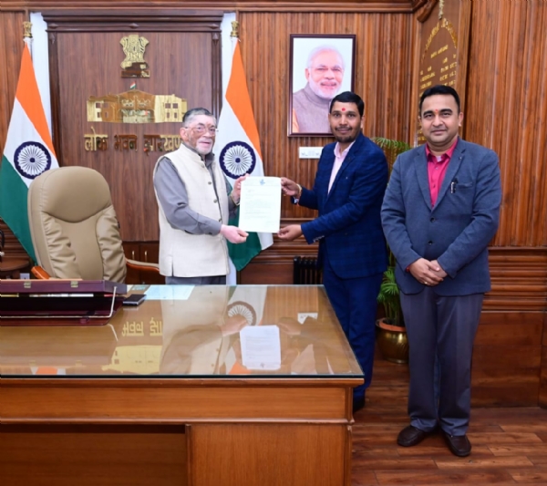 राज्‍यपाल को अमंत्र‍ित करते ठाकुर सुधांशु सहित अन्‍य