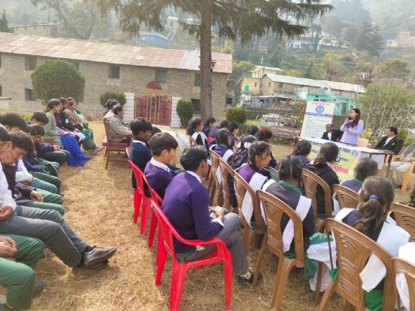 जिला विधिक सेवा  शिविर में जानकारी देती प्राधिकरण की सचिव नाजिश कलीम