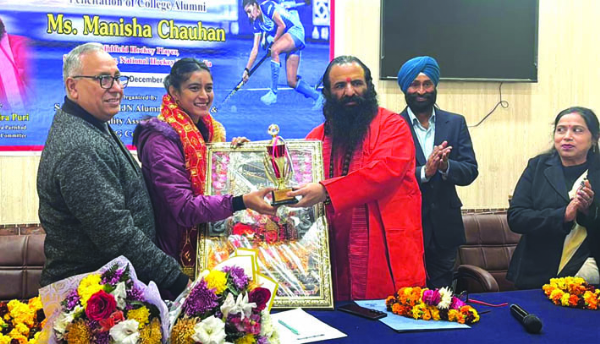 मनीषा को सम्मानित करते हुए