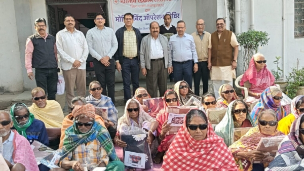 रेडक्रास द्वारा चादर वितरण