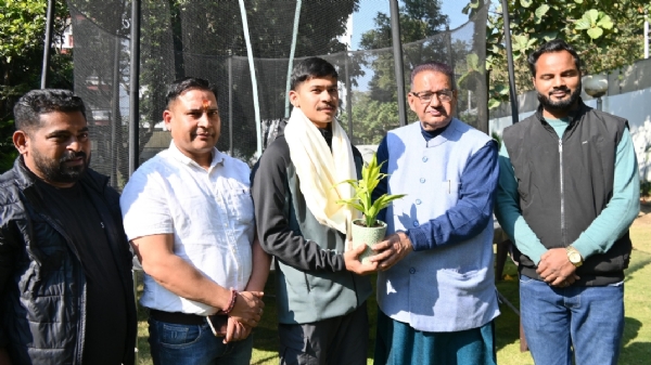 माउंट एवरेस्ट फतह करने वाले वीरेंद्र सिंह सामंत का कैबिनेट मंत्री गणेश जोशी अपने आवास पर सम्मान करते। माउंट एवरेस्ट फतह करने वाले वीरेंद्र सिंह सामंत का कैबिनेट मंत्री गणेश जोशी अपने आवास पर सम्मान करते।