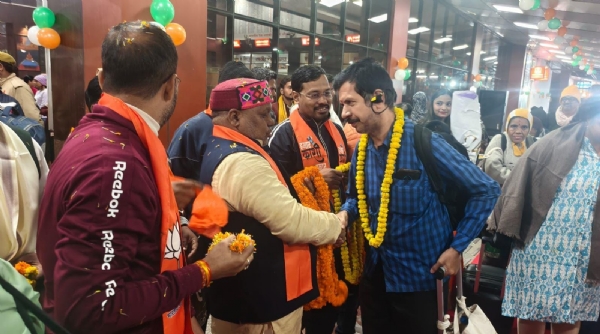 तमिल छात्रों के दल का स्वागत करते भाजपा जिलाध्यक्ष