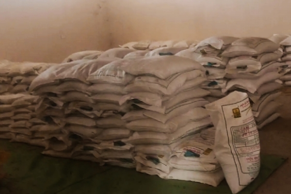 वितरण के लिए रखे चना-मसूर के मिनी किट।