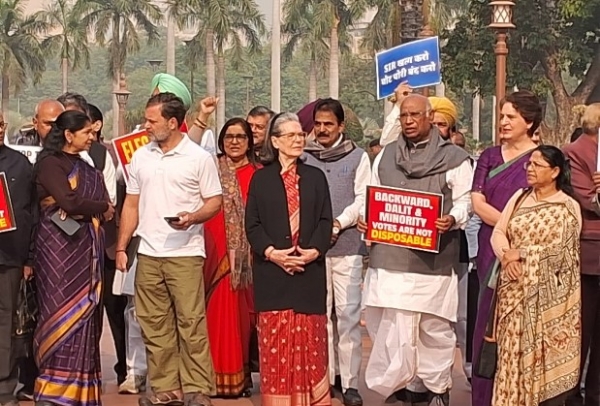 संसद के बाहर प्रदर्शन करते विपक्षी नेता संसद के बाहर प्रदर्शन करते विपक्षी नेता