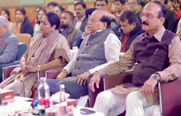 मुख्यमंत्री रेखा गुप्ता, उपराज्यपाल विनय कुमार सक्सेना और दिल्ली सरकार के शिक्षा मंत्री आशीष सूद।