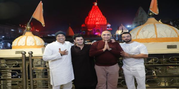 अभिनेतारः पुनीत् इस्सर, विन्दू दारा सिंह, सिद्धार्थ इस्सर तथा अमित् पचौरी इत्येते सर्वे भस्मारत्यां श्रीमहाकालेश्वरस्य दर्शनं कृतवन्तः