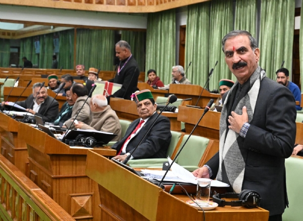 मुख्यमंत्री सदन में बोलते हुए