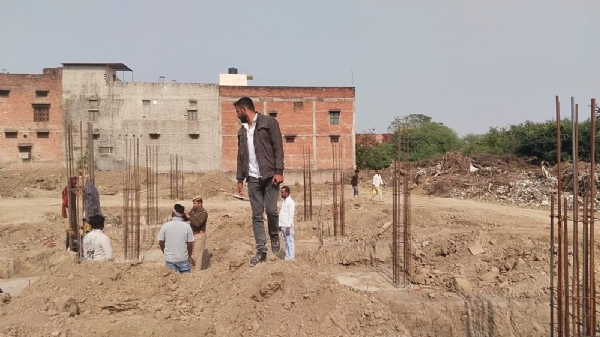 निर्माणाधीन स्टेडियम का निरीक्षण करते सीडीओ पवन कुमाऋ मीणा