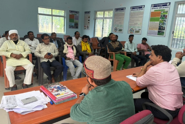 किसानो को जल प्रबंधन की  जानकारी देते वैज्ञानिक