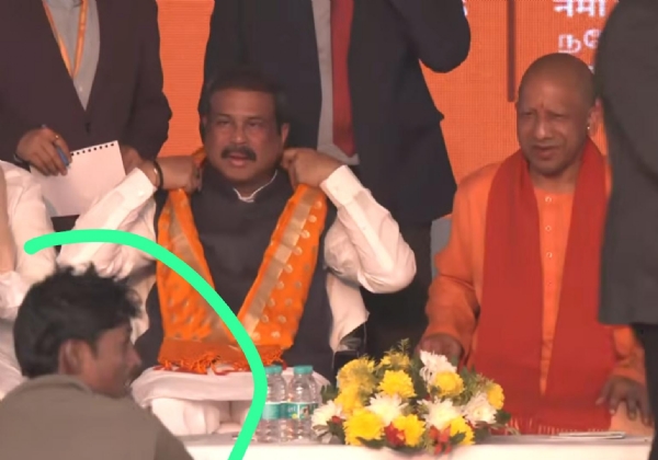 सुरक्षा घेरा तोड़ मुख्यमंत्री योगी आदित्यनाथ के पास पहुंचा शराबी युवक का छायाचित्र