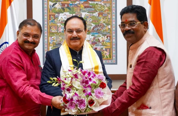 सांसद संताेष पांडेय भाजपा राष्ट्रीय अध्यक्ष जेपी नड्डा को जन्मदिन की बधाई देते सांसद संताेष पांडेय भाजपा राष्ट्रीय अध्यक्ष जेपी नड्डा को जन्मदिन की बधाई देते