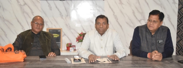 प्रेस से चर्चा करते हुए भारतीय मजदूर संघ के क्षेत्र संगठन मंत्री शंकर लाल