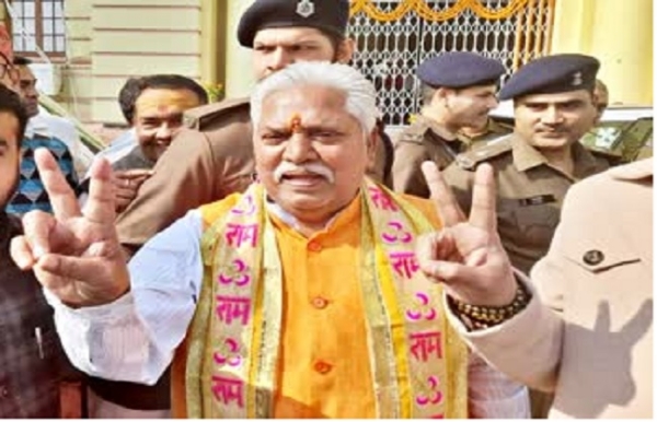 डॉ प्रेम कुमार स्पीकर चुने जाने के बाद विजय चिन्ह दिखाते हुए