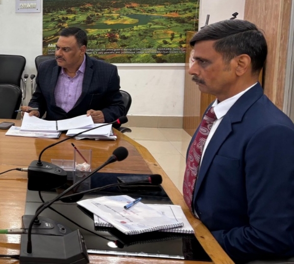 मंडलायुक्त राजेश प्रकाश वड डीएम पवन कुमार गंगवार।