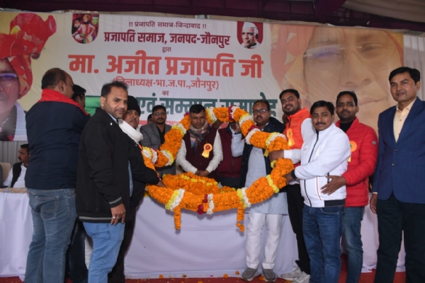 बीजेपी के जिलाध्यक्ष अजीत प्रजापति को सम्मानित करते हुए प्रजापति समाज के लोग