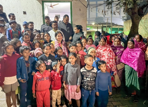 कंबल वितरण करते विधायक पूर्णिमा साहू