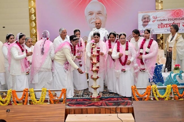 दीप प्रज्ज्वलित करते