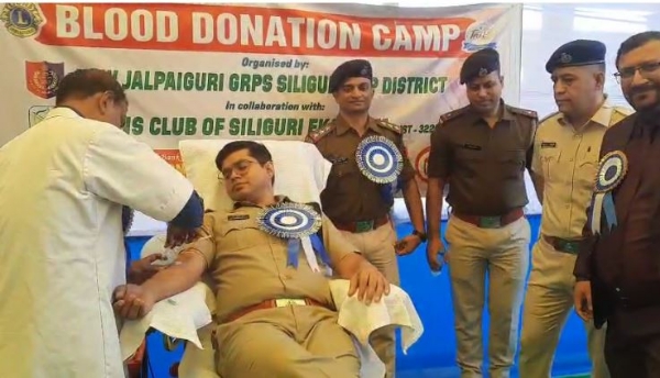 रक्तदान शिविर में रक्त देते जीआरपी के पुलिस अधीक्षक कुनुवर भूषण सिंह
