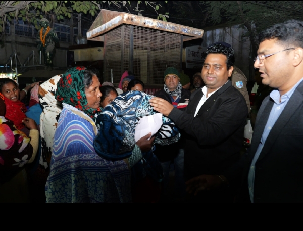 कंबल वितरण करते उपयुक्त चंदन कुमार