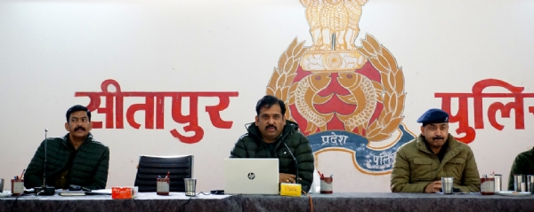 बैठक करते पुलिस अधीक्षक