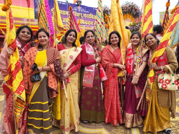 अररिया फोटो:श्याम महोत्सव में निशान थामे श्याम परिवार के सदस्य